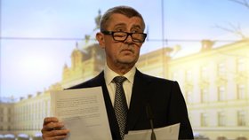 Babiš slibuje důchodcům vlaky zdarma. Pro Okamuru má obecné referendum