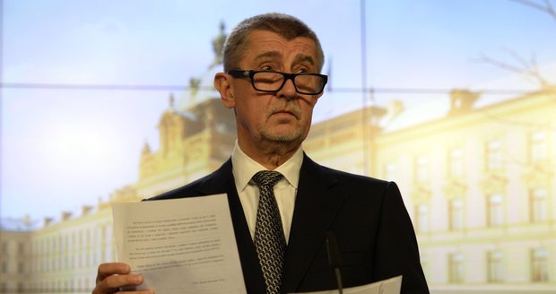 Babiš slibuje důchodcům vlaky zdarma. Pro Okamuru má obecné referendum