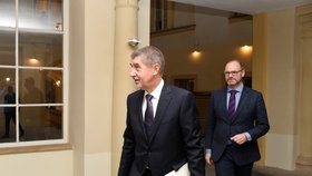 Premiér Andrej Babiš (vlevo) uvedl 18. prosince 2017 v Praze do funkce ministra školství, mládeže a tělovýchovy Roberta Plagu (vpravo).