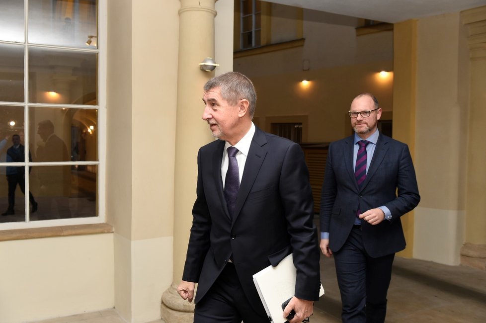 Premiér Andrej Babiš (vlevo) s ministrem školství Robertem Plagou.