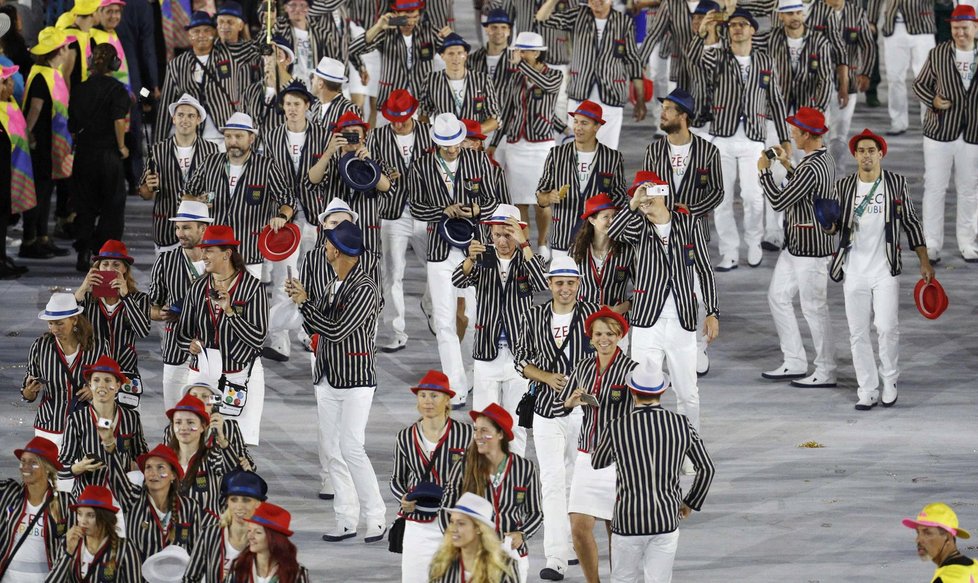 Nástup české výpravy během slavnostního zahájení olympijských her v Riu 2016