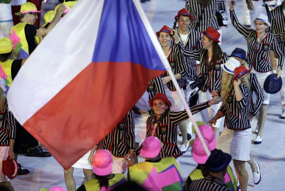 Nástup české výpravy během slavnostního zahájení olympijských her v Riu 2016