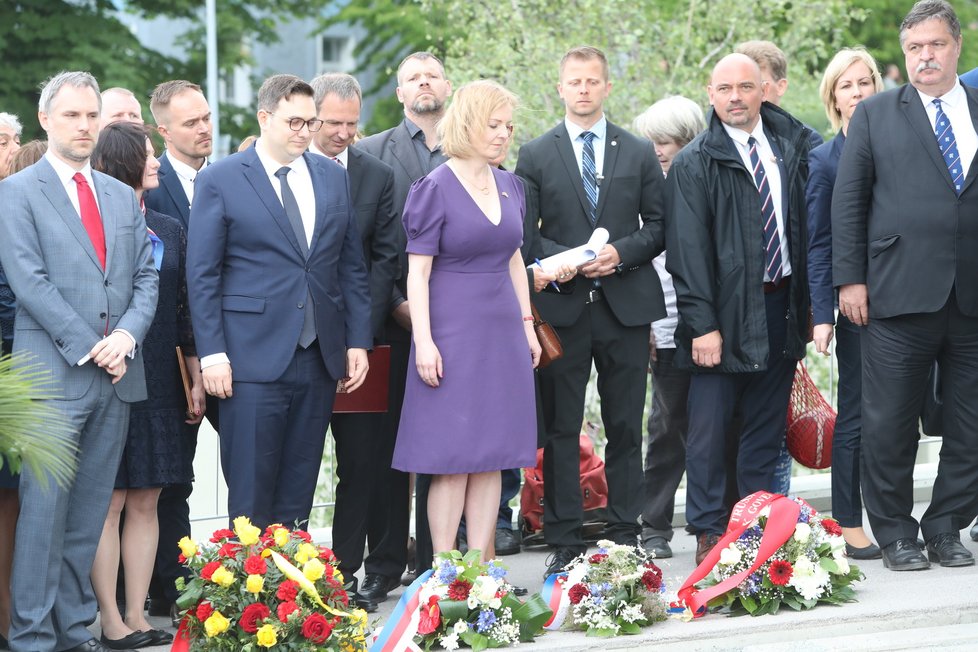 Zástupci české, slovenské a britské vlády při pietním shromáždění u památníku operace Anthropoid v pražské Libni, (27.05.2022).