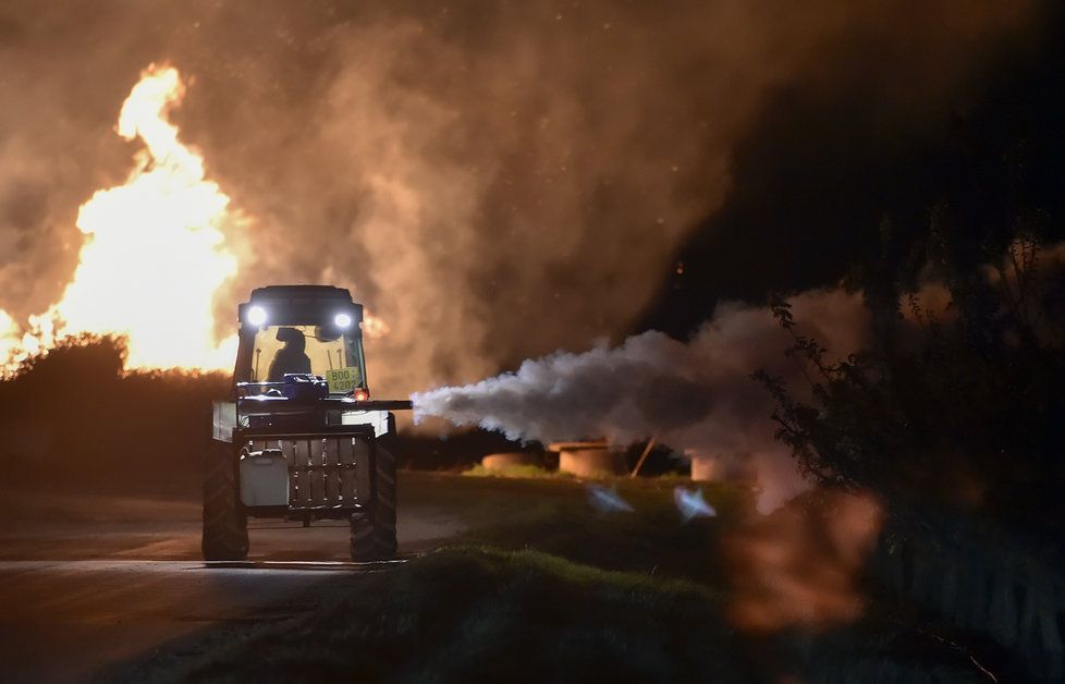 V noci z 20. na 21. dubna, kdy v sadech firmy Pomona Těšetice na Znojemsku teplota klesla až pod mrazivé minus 2 stupně Celsia, zapálili místní pěstitelé haldy větví a slámy. Pro ochranu nejvíce ohrožených meruněk a broskvoní vytvořili umělou mlhu (na snímku) na bázi směsi glycerínu a vody, která měla chránit ovocné stromy před mrazy.