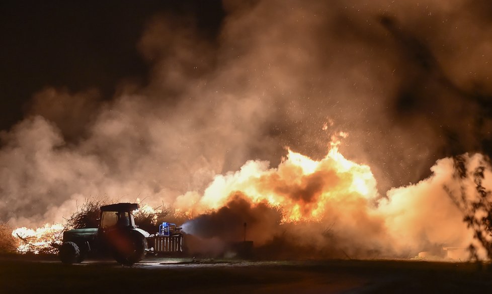 V noci z 20. na 21. dubna, kdy v sadech firmy Pomona Těšetice na Znojemsku teplota klesla až pod mrazivé minus 2 stupně Celsia, zapálili místní pěstitelé haldy větví a slámy. Pro ochranu nejvíce ohrožených meruněk a broskvoní vytvořili umělou mlhu (na snímku) na bázi směsi glycerinu a vody, která měla chránit ovocné stromy před mrazy.