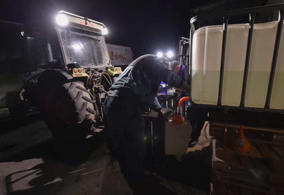 V noci z 20. na 21. dubna, kdy klesla teplota pod nulu, zapálili pěstitelé na Znojemsku haldy větví a slámy. Pro ochranu nejvíce ohrožených meruněk a broskvoní vytvořili umělou mlhu, která měla chránit ovocné stromy před mrazy.