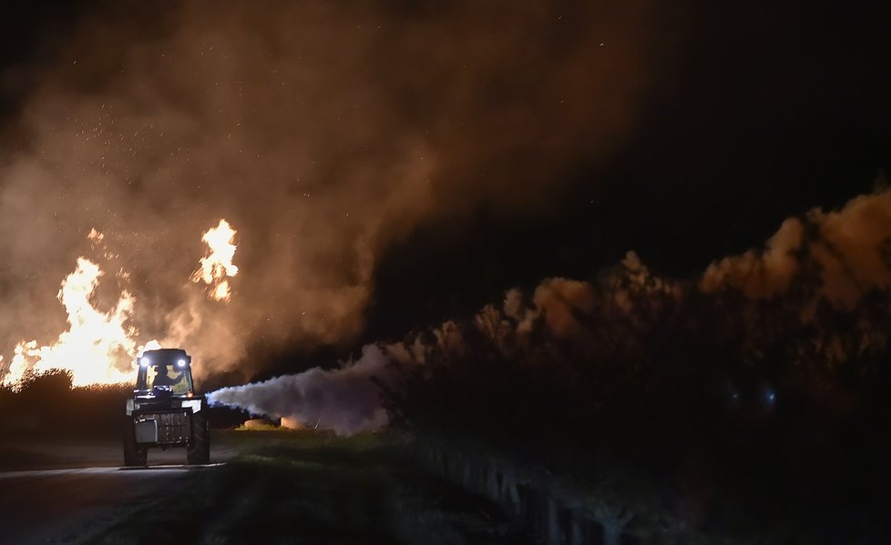 V noci z 20. na 21. dubna, kdy v sadech firmy Pomona Těšetice na Znojemsku teplota klesla až pod mrazivé minus 2 stupně Celsia, zapálili místní pěstitelé haldy větví a slámy. Pro ochranu nejvíce ohrožených meruněk a broskvoní vytvořili umělou mlhu (na snímku) na bázi směsi glycerinu a vody, která měla chránit ovocné stromy před mrazy.