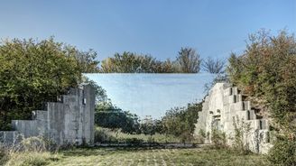 Gigantické zrcadlo v bývalém vojenském prostoru skrývá krematorium pro zvířata