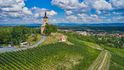 Pohled od ochutnávkové boudy na vinice a město Bzenec.