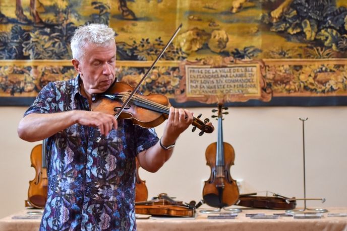 zámecké konírně bude v sobotu 12. srpna k vidění exkluzivní výstava historických houslí.