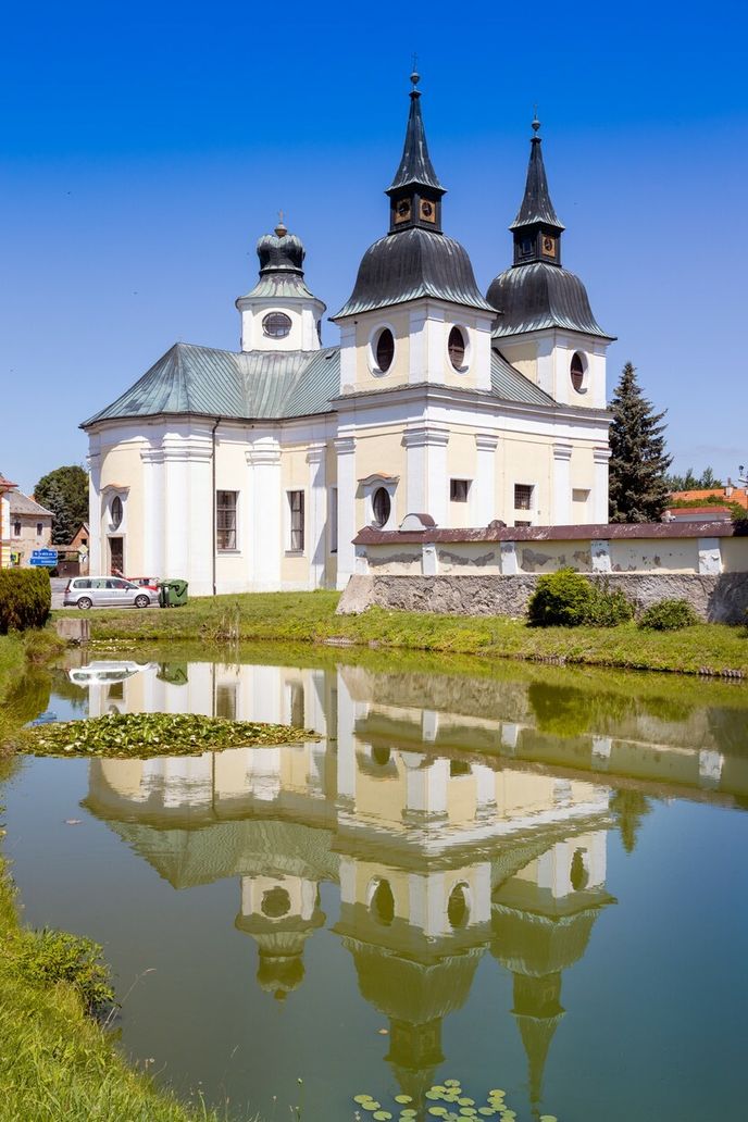Barokní kostel sv. Václava byl vytvořen v l. 1713-17 přestavbou pův. středověkého kostela.