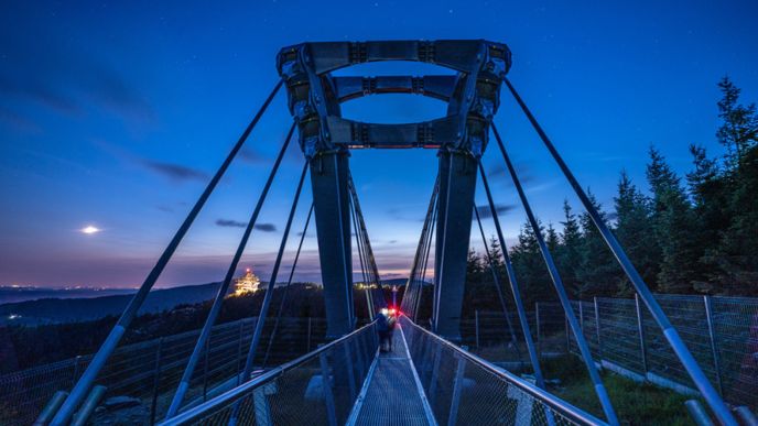 Unikátní 721 metrů dlouhý a 95 metrů vysoký most vede od chaty Slaměnka nedaleko Stezky v oblacích přes údolí až k úbočí kopce Chlum.