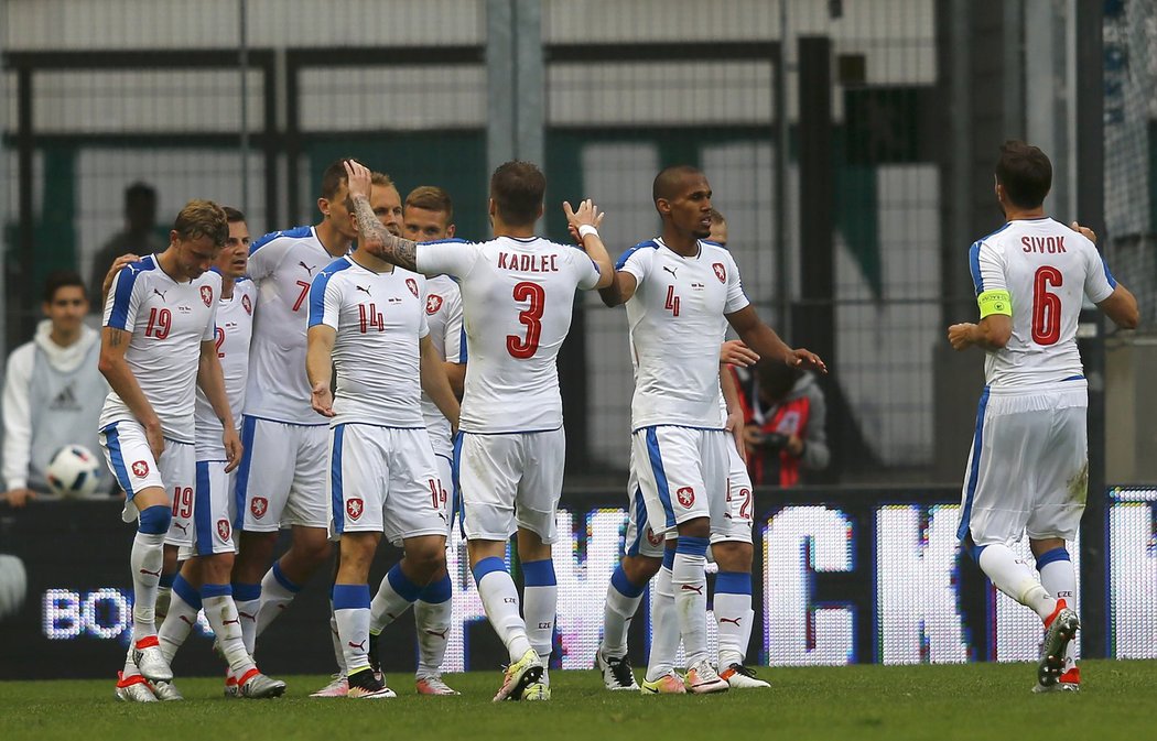 Fotbalisté české reprezentace slaví gól proti Rusku