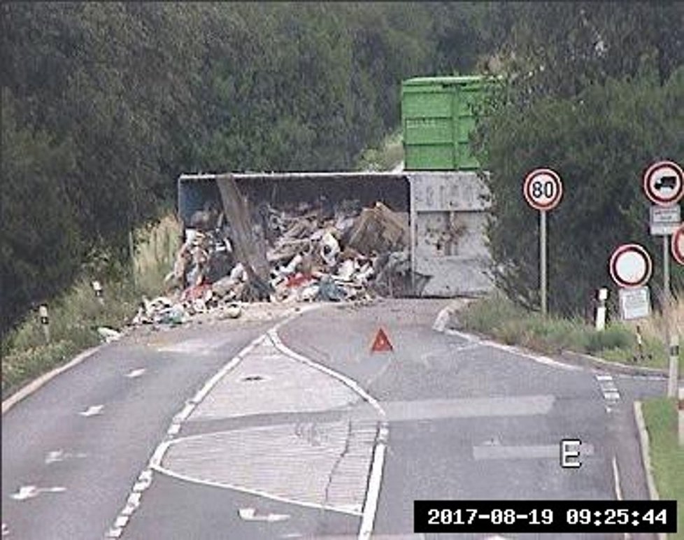 Nákladní auto skončilo na boku, náklad se vysypal na silnici.