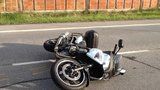 Motorkář se snažil vyhnout autu, i tak skončil na zemi: Policisté shánějí svědky nehody