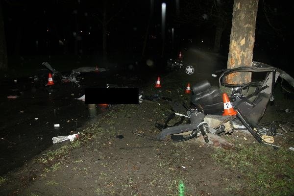 Řidič audi ujížděl před policejní hlídkou tak rychle, že narazil v Českých Budějovicích do stromu. Zemřel na místě a zabil i spolujezdkyni.