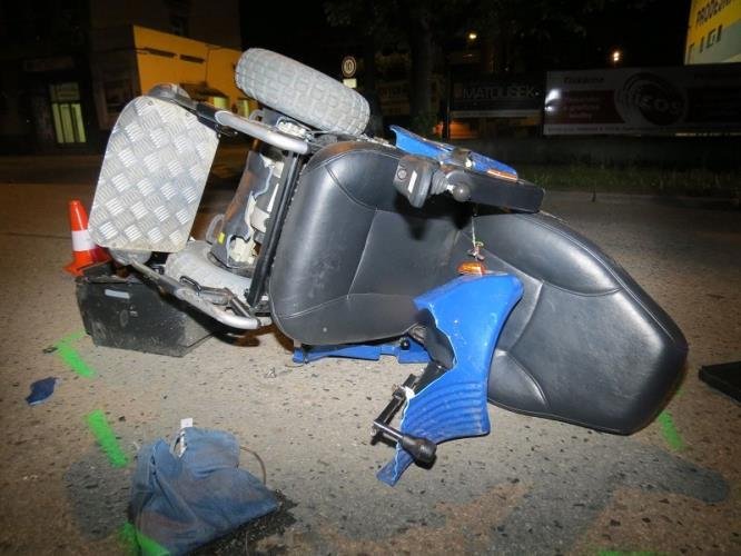 Vozíčkář zemřel na silnici v Českých Budějovicích poté, co do něj narazil opilý řidič fi atu. Ten měl v krvi 2 promile, od nehody ujel a znovu havaroval.