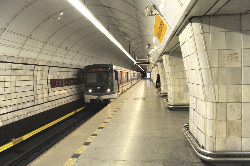 Stanice metra Českomoravská je nepřístupná pro vstup, porouchal se tu eskalátor.