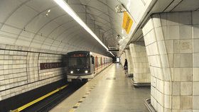 Stanice metra Českomoravská byla nepřístupná pro vstup, porouchal se tu eskalátor.