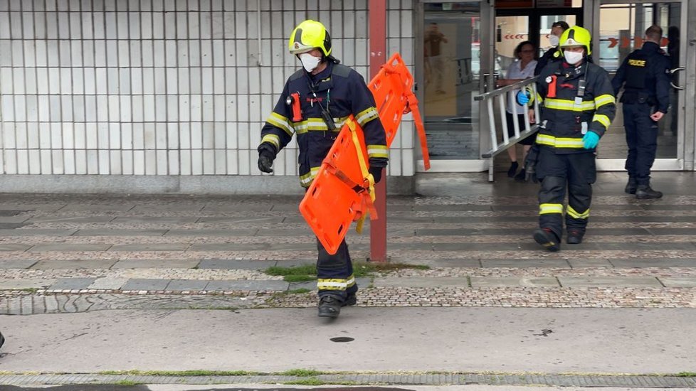 Ve stanici Českomoravská spadla osoba pod soupravu metra. Střet s metrem bohužel nepřežila. (26. srpna 2021)