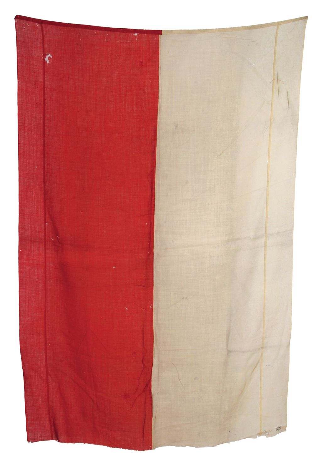 Vlajka paní Tingley, 1912. Bílo-červená vlajka byla dlouhá léta používána jako jeden ze symbolů českých zemí. V roce 1913 ji ušila i Katherine Tingley, spoluzakladatelka americké mystické Theosofické společnosti (pozdějšího základu pro formování esoteriky). Vlajka byla použita na mírové konferenci ve Švédsku, kde zastupovala český národ. V roce 1919 ji K. Tingley předala veliteli 5. transportu čs. legií z lodi Archer, plujícího do Evropy přes USA. Prvního oficiálního vyvěšení se československá bílo-červená vlajka dočkala 18. října 1918, kdy byla vztyčena ve Washingtonu na domě, v němž bydlel T. G. Masaryk. Téhož dne předal představitelům USA Prohlášení nezávislosti československého národa, tzv. Washingtonskou deklaraci.