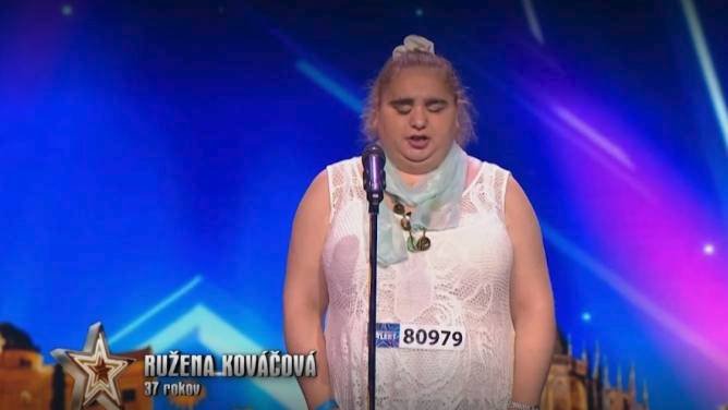 Nevidomá Růžena Kováčová v soutěži ČeskoSlovensko má talent.