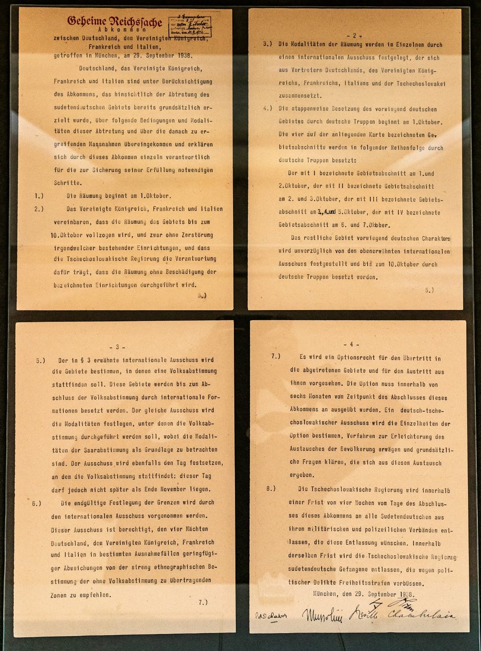 Německá verze mnichovské dohody má 4 strany, v ostatních jazycích jen tři. Je to kvůli většímu písmu, Hitler viděl špatně nablízko.
