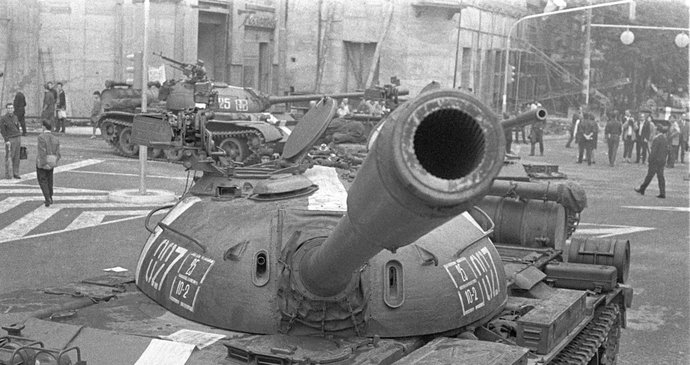 Sovětská invaze do Československa: Tank mířící do objektivu fotoaparátu