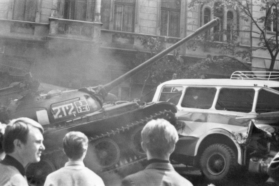 Tank vs autobus 1968