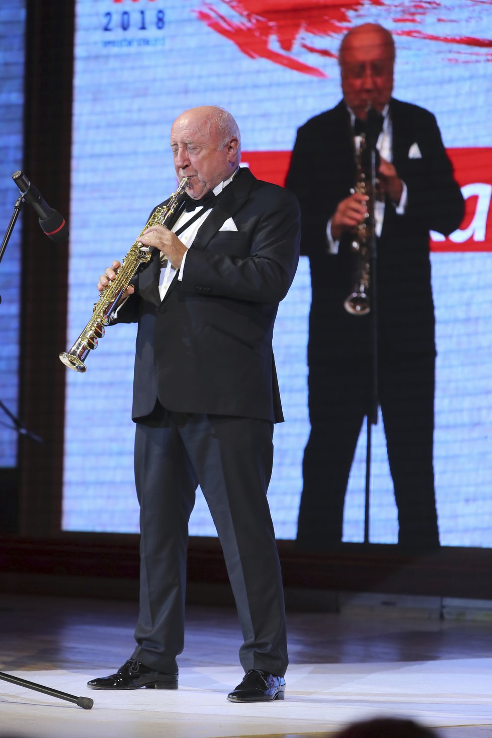 Felix Slováček zahrál na saxofon na Československém večeru.