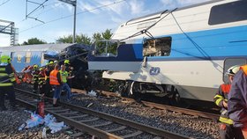 Vlakové neštěstí u Českého Brodu. Strojvedoucí projel červenou a jeho vlak narazil do stojící soupravy.