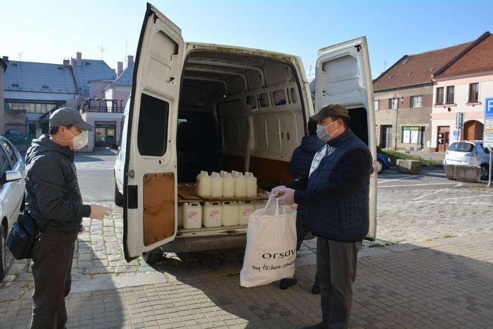 Vietnamci z Českého Brodu městu darovali dezinfekční mýdlo a jednorázové roušky.