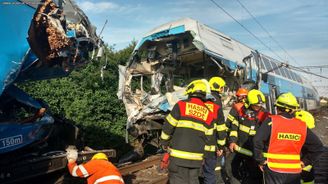 Na trati z Prahy na Kolín se srazily vlaky. Přes 30 lidí je zraněných, strojvedoucí nepřežil