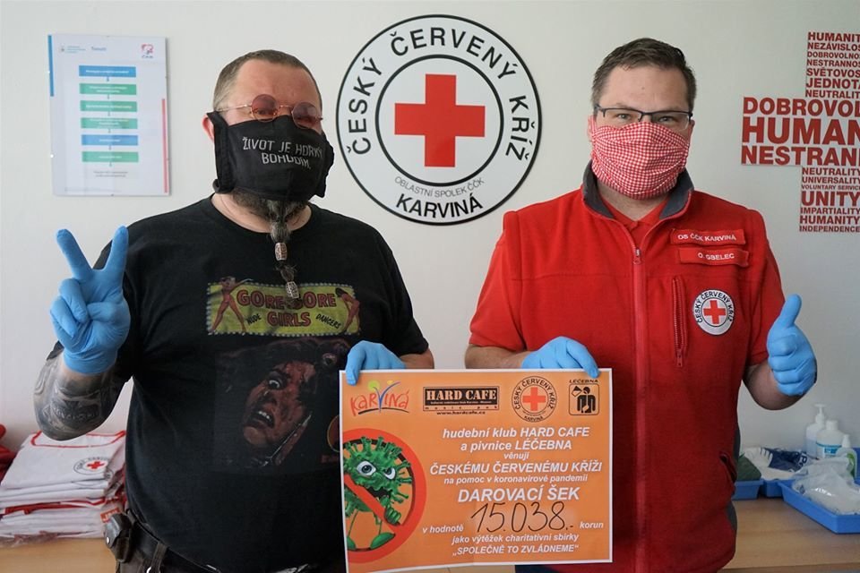 Šéf klubu Hard Cafe Petr Janko (vlevo) předal symbolický šek řediteli Oblastního spolku Českého červeného kříže v Karviné Oldřichu Gbelcovi.