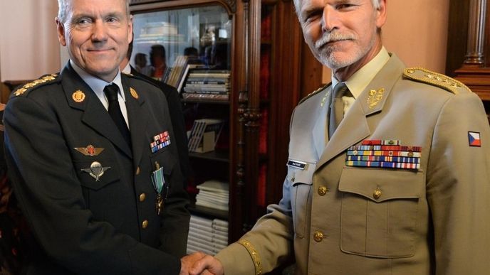 Český generál Petr Pavel (vpravo) a jeho dánský kolega Knud Bartels Český generál Petr Pavel (vpravo) a jeho dánský kolega Knud Bartels