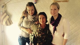 „V jednom ze stanů v jezídském uprchlickém táboře nad Sindžárem, kde jsme s Lenkou i přespaly. Jezídská bojovnice z domobrany YBS zformované kvůli válce s IS. Jsou to neuvěřitelně statečné ženy!“