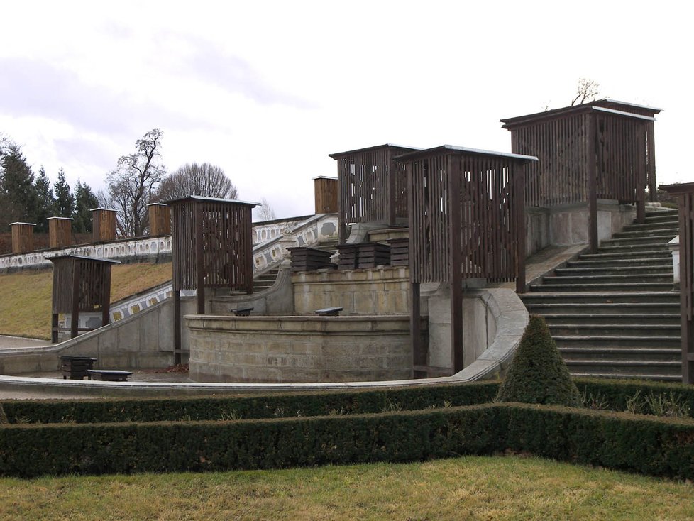 Fontána v zámeckém parku Českého Krumlova je také důkladně zazimována. Přesto můžete památku navštívit, otevřen je třeba biograf s přehlídkou schwarzenberských filmů.
