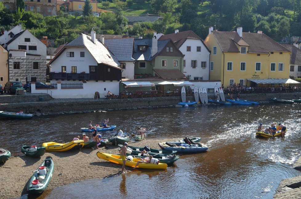 Český Krumlov je i rájem vodáků.