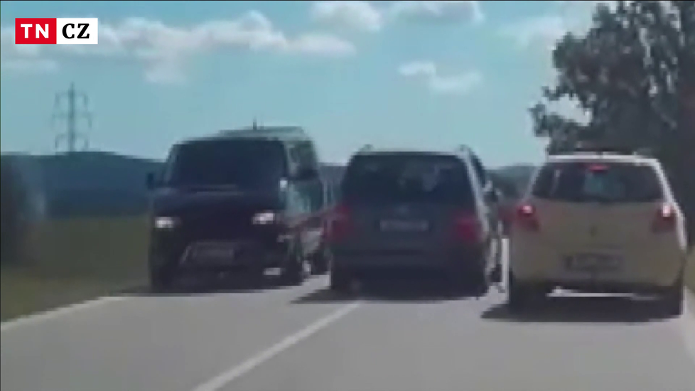 Řidič u Českého Krumlova ohrožoval ostatní: Jeho šílenou jízdu zachytily kamery!