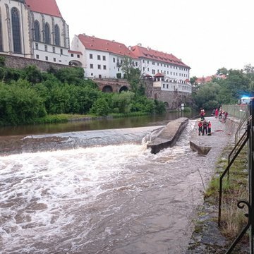 S vodáky se převrátil raft na jezu v Českém Krumlově. (5. července 2022)