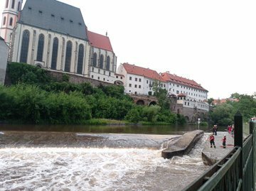 S vodáky se převrátil raft na jezu v Českém Krumlově. (5. července 2022)