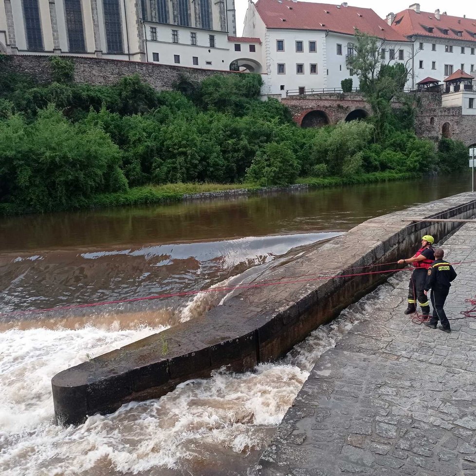 S vodáky se převrátil raft na jezu v Českém Krumlově. (5. července 2022)