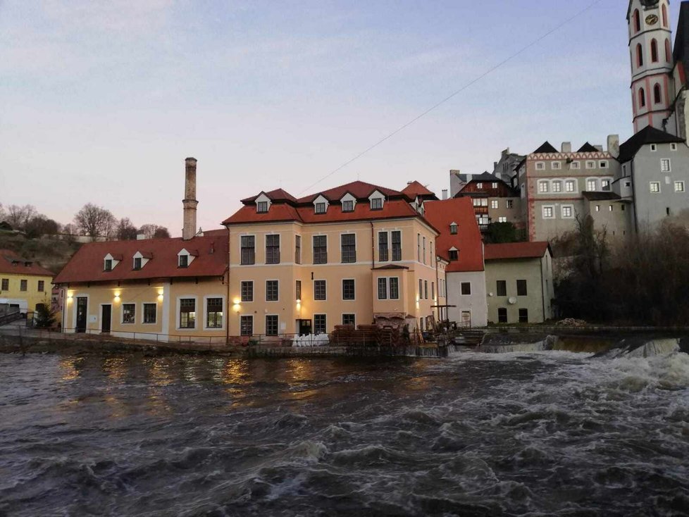 Třetí povodňový stupeň na Vltavě v Českém Krumlově (29. 12. 2023)