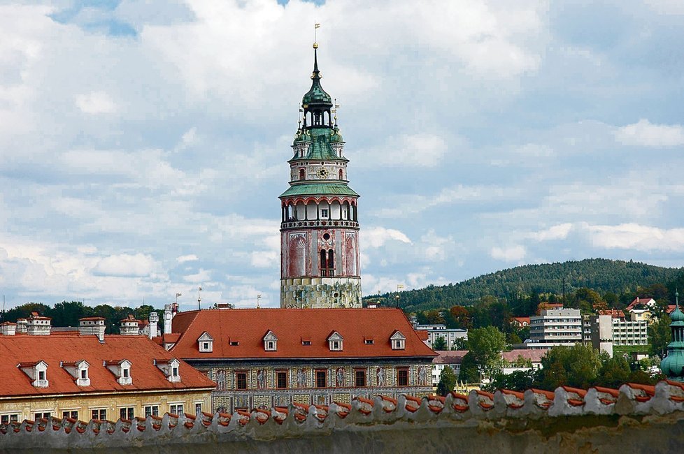 Věž zámku v Českém Krumlově je pro návštěvníky častým objektem k focení