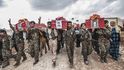 Pohřeb kurdských obětí bojů s ISIS v syrském Kobani