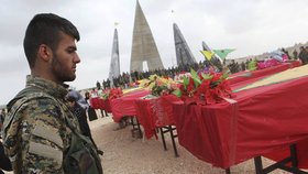 Pohřeb kurdských obětí bojů s ISIS v syrském Kobani