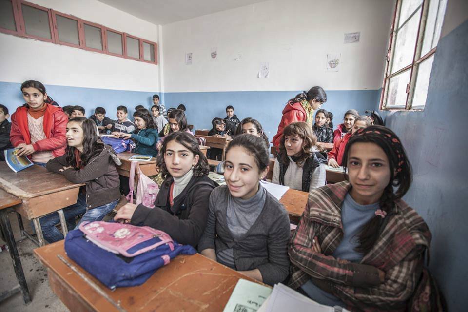 Češky Klicperová a Kutilová přivezly do Sýrie pomoc z fondu SOS Kobani. Notebooky pro syrské děti.