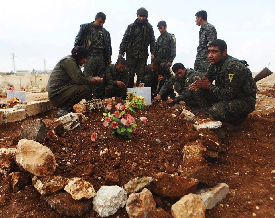 Pohřeb kurdských obětí bojů s ISIS v syrském Kobani
