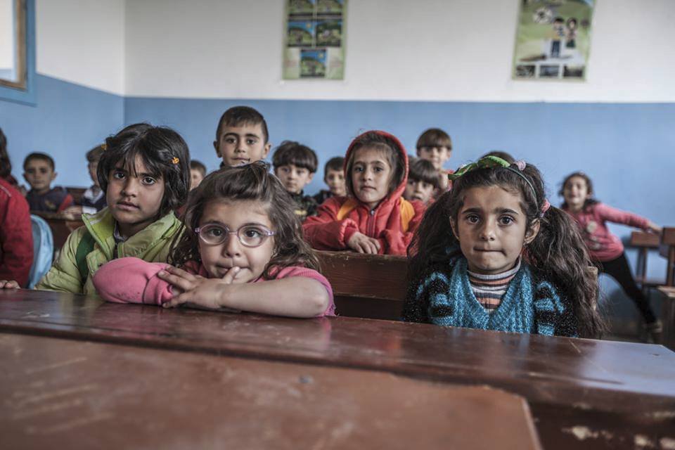 Češky Klicperová a Kutilová přivezly do Sýrie pomoc z fondu SOS Kobani. Notebooky pro syrské děti.
