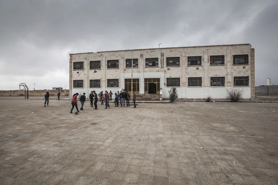 Češky Klicperová a Kutilová přivezly do Sýrie pomoc z fondu SOS Kobani. Notebooky pro syrské děti.